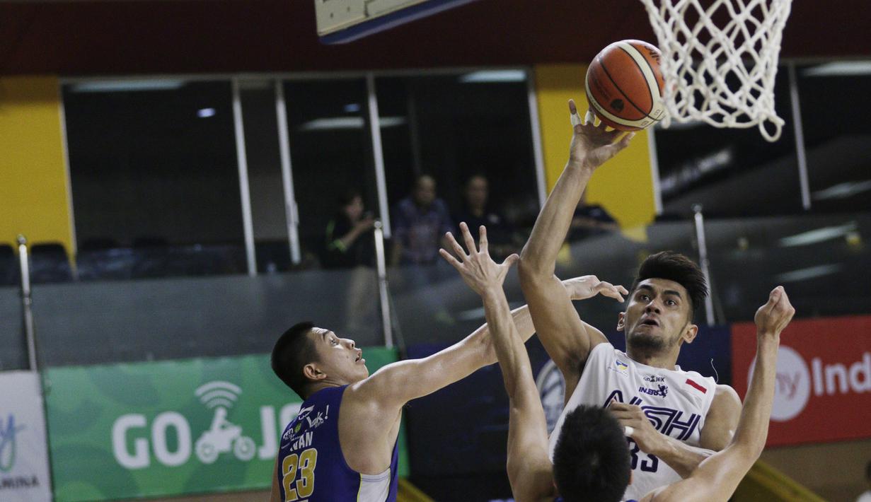 Pebasket NSH Jakarta, Tri Hartanto, berusaha memasukan bola saat melawan Satria Muda pada laga semi final IBL 2019 di GMSB Kuningan, Jakarta, Minggu (10/3). Satria Muda menang 72-48 atas NSH Jakarta. (Bola.com/M Iqbal Ichsan)