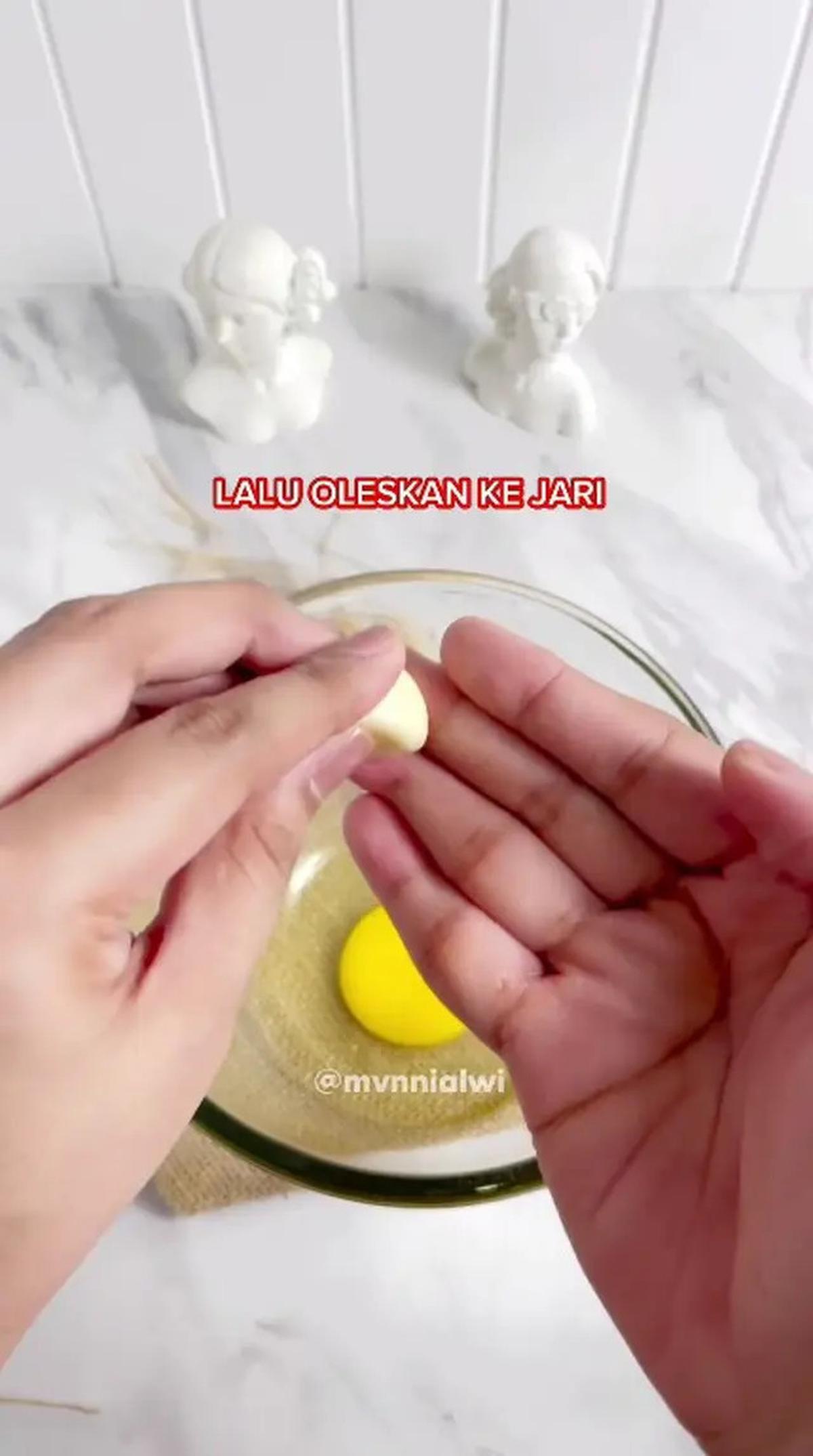 Hanya Pakai 1 Bahan Dapur, Begini Trik Pisahkan Putih dan Kuning Telur Tanpa Ribet