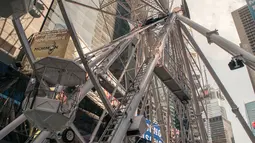 Biangalala setinggi 110 kaki yang baru dibuka berputar di Times Square, Manhattan, New York City, Rabu (25/8/2021). Pengunjung akan diberikan tiket gratis untuk 100 orang pertama yang telah menjalani vaksinasi COVID-19. (Scott Heins/Getty Images/AFP)