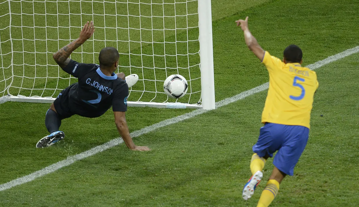 Glen Johnson. Adalah pencetak gol bunuh diri ke-6 sepanjang sejarah Euro. Saat itu Inggris berhadapan dengan Swedia di laga Grup D Euro 2012, 15 Juni 2012. Gol terjadi di menit ke-49 saat Inggris unggul 1-0. Hasil akhir Inggris menang 3-2. (Foto: AFP/Jonathan Nackstrand)