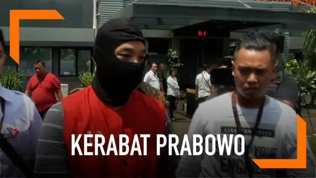 Polda Metro Jaya menyerahkan tersangka kasus pembobolan uang nasabah ke Kejari Jakarta Selatan. Tersangka Ramyadjie Priambodo telah 91 kali beraksi di mesin ATM.