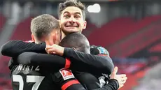 Pemain Bayer Leverkusen merayakan gol yang dicetak Moussa Diaby ke gawang Borussia Dortmund pada laga lanjutan Liga Jerman di BayArena Stadium, Rabu (20/1/2021). Bayer Leverkusen menang 2-1 atas Borussia Dortmund. (AFP/Martin Meissner/pool)