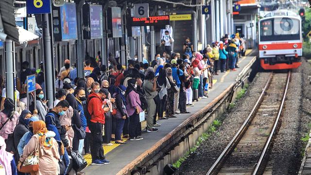 Pasca Pencabutan PPKM, Angka Pengguna Kereta Commuter Line Meningkat Drastis