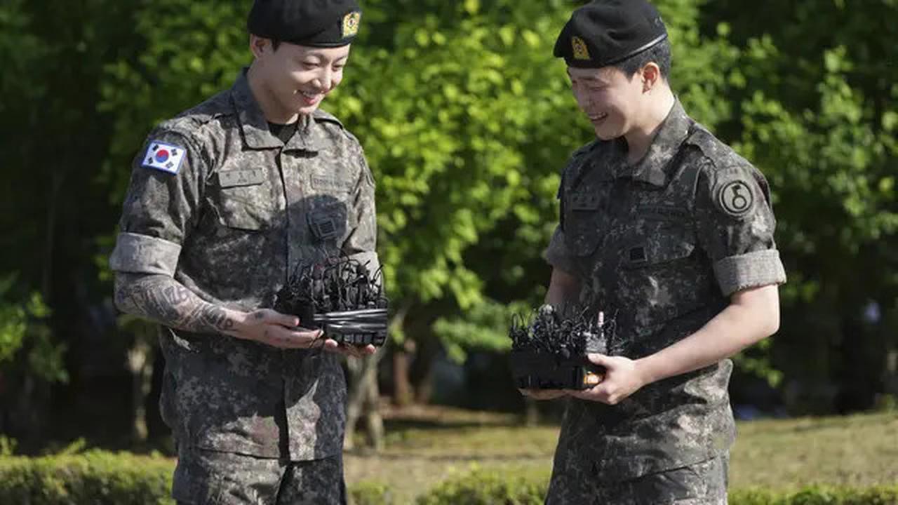 Keren dan Gagah, 6 Potret Jungkook dan Jimin BTS Pakai Seragam Loreng saat Lulus Wajib Militer, Langsung Disambut Meriah ARMY