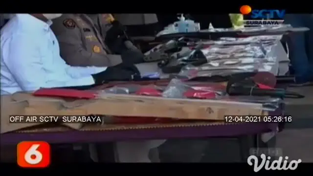 Rumah produksi senjata api rakitan di Banyuwangi, Jawa Timur, digerebek Tim Satreskrim Polresta Banyuwangi, pada hari Sabtu (02/4/2021). Terdapat empat tersangka, satu di antaranya pembuat senjata api rakitan ditangkap polisi.