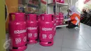 Petugas Bright Store menata tabung - tabung gas elpiji berwarna pink Gas ukuran 5,5kg di SPBU Pertamina Abdul Muis, Jakarta,Senin (19/10/2015). Bright Gas 5,5kg tersebut menyasar konsumen keluarga muda untuk wilayah jadetabek. (Liputan6.com/Angga Yuniar)