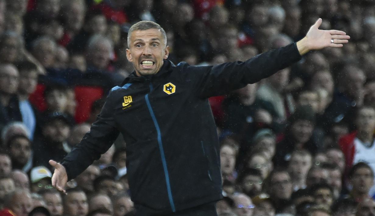 Pelatih Wolverhampton, Gary O'Neil saat memberikan instruksi kepada para pemainnya di pertandingan melawan Manchester United, Selasa (15/8/2023) dini hari WIB. (AP Photo/Rui Vieira)