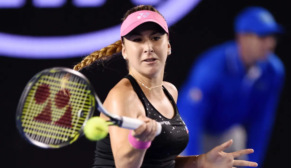 Petenis Swiss, Belinda Bencic saat melakukan forehand ke arah petenis Ukraine, Kateryna Bondarenko pada hari ke-5 turnamen tenis Australian Open 2016, di Melbourne, Jumat (22/1/2016). (AFP/Greg Wood)