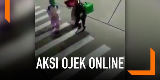 VIDEO: Ojek Online Ikut Berjoget Bareng Badut di Tengah Jalan