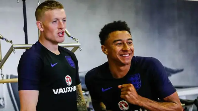 Jordan Pickford dan Jesse Lingard (sumber: The FA via Daily Mail)