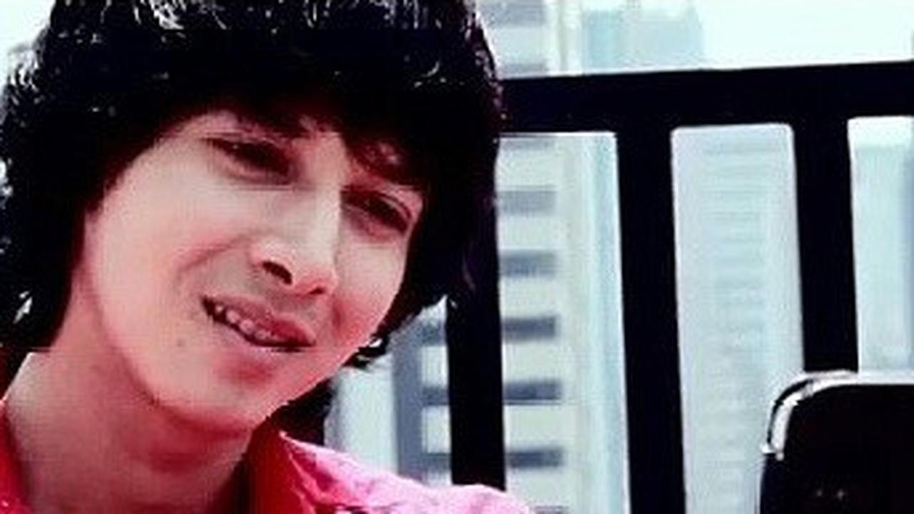 Ini potret Sonny Septian di masa lalu. Sonny Septian terjun ke dunia hiburan mulai tahun 1997. Ini potretnya dengan rambut gondrong.&nbsp;