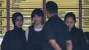Petugas mengawal tersangka Doan Thi Huong asal Vietnam (kedua kiri) usai menjalani sidang di Pengadilan Tinggi Shah Alam, Kuala Lumpur, Malaysia (2/10). Doan Thi Huong dituduh membunuh Kakak Tiri Kim Jong-un, Kim Jong-nam. (AFP Photo/Mohd Rasfan)