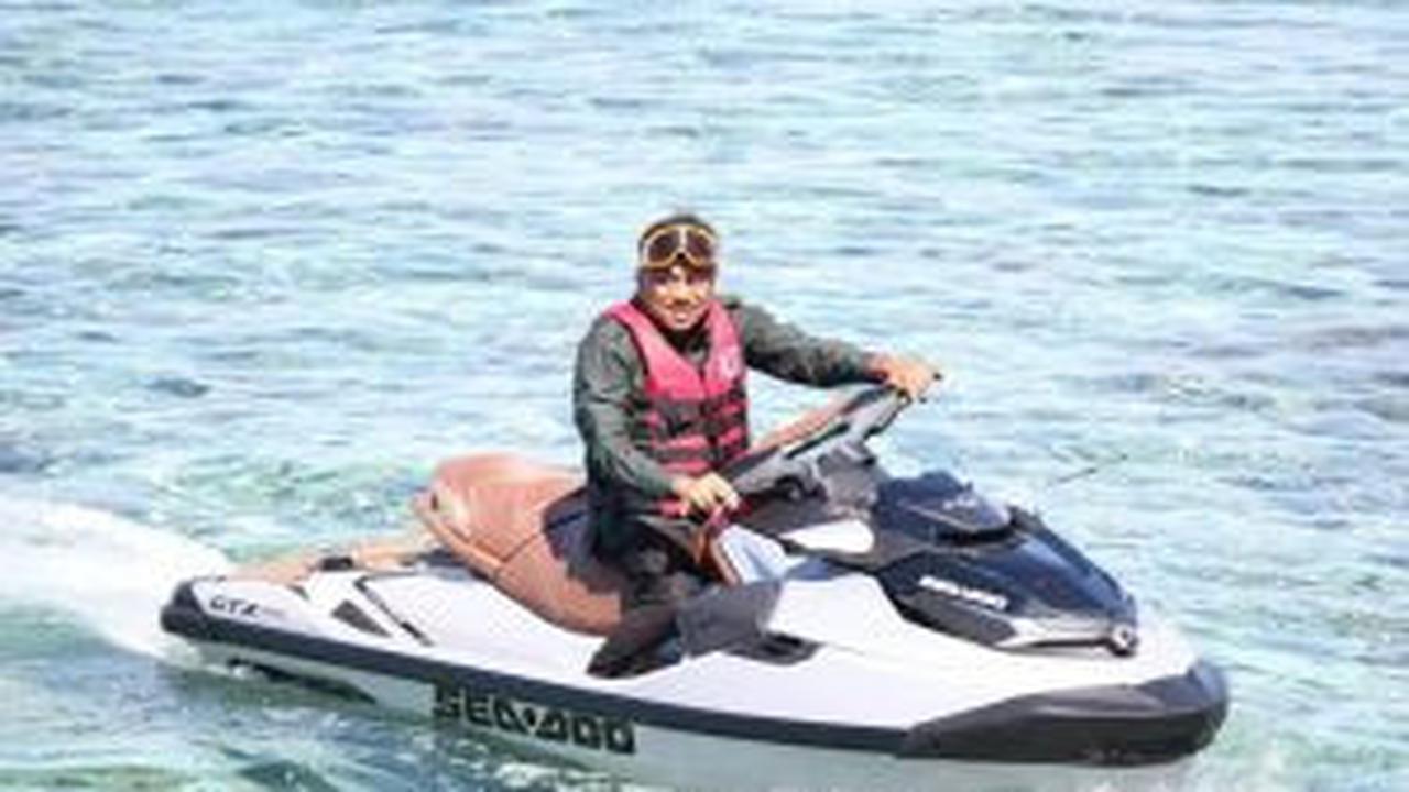 Olly menunggangi jetski membelah Teluk Manado untuk menjangkau 3 pulau di kawasan TNB Manado.
