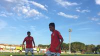 Evan Dimas Darmono berlatih sebelum turun di pertandingan uji coba melawan tim amatir FC L'Escala. (uellagostera.cat)
