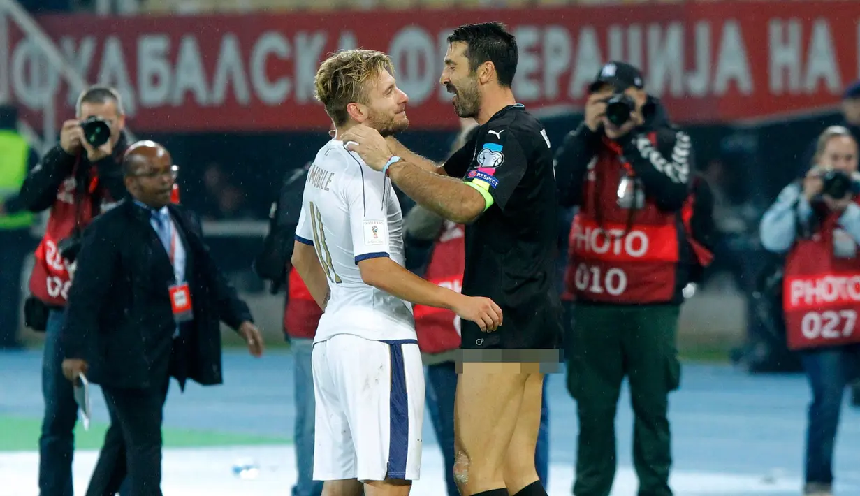 Buffon yang mengenakan celana dalam bersama Ciro Immobile seusai pertandingan Kualifikasi Piala Dunia 2018 grup G, Skopje, Macedonia, Minggu (9/10). Immobile menjadi juru selamat dengan mencetak 2 gol untuk Timnas Italia.(REUTERS/Ognen Teofilovski)