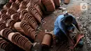 Pekerja memoles genteng usai diproses pembakaran di pabrik genteng rumahan (Jebor) Mutiara Putra, Desa Burujul Wetan, Kecamatan Jatiwangi, Kabupaten Majalengka (30/1/2022). (merdeka.com/Iqbal S. Nugroho)