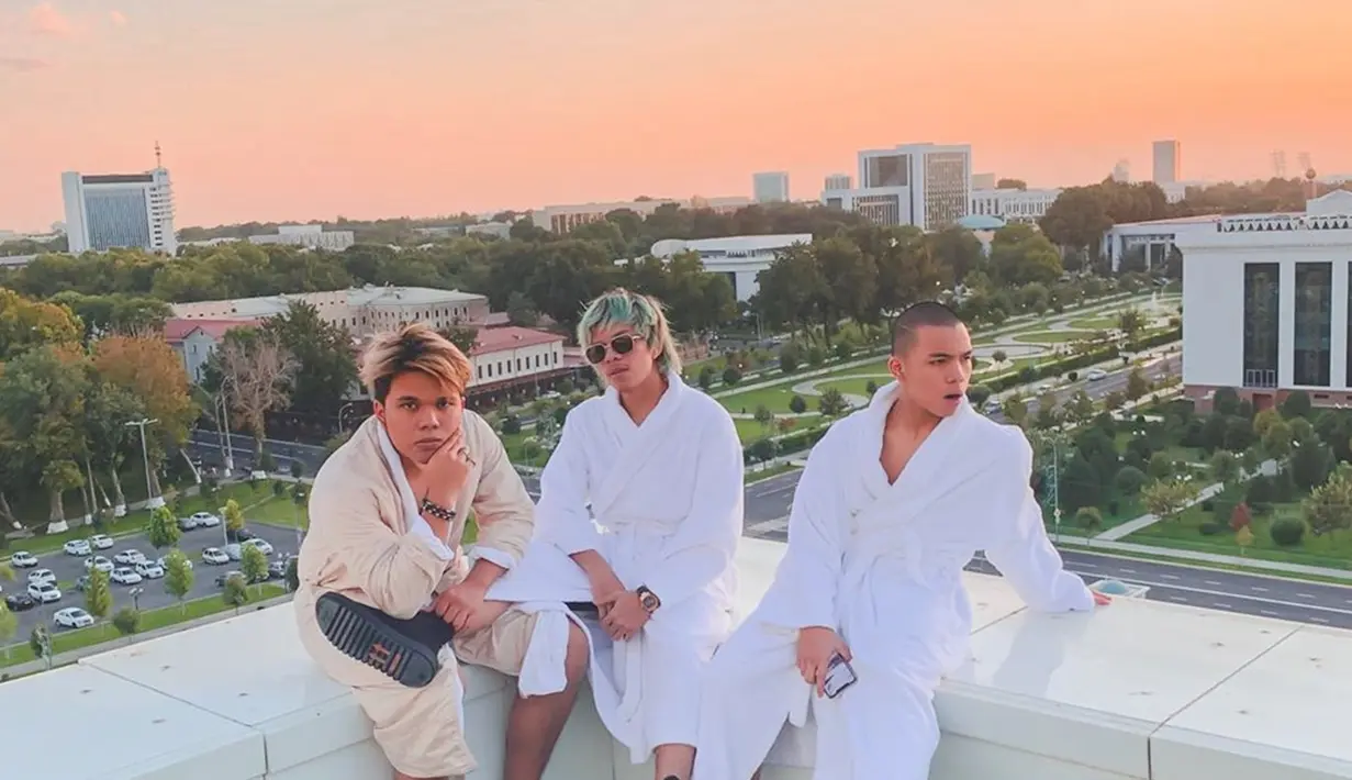 Kepergiannya ke Uzbekistan pun tidak hanya sendiri, Atta Halilintar ditemani oleh kedua adiknya,  Saaih dan Thariq Halilintar. Ketiganya pun menginap di Tashkent. Selain itu ia juga membagikan kegiatannya saat di acara kongres maupun saat jalan-jalan di Uzbekistan.  (Liputan6.com/IG/@attahalilintar)