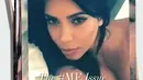 Kim Kardashian melakukan ‘sexy selfie’ dimana dirinya yang telanjang melakukan selfie dan memasang ekspresi seksinya untuk majalah Interview. (via eprotoeu.mtiny.com)