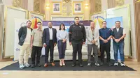 Menpora Dito Ariotedjo (keempat dari kanan), berfoto dengan penyelenggara Gothia Cup 2025. (Bola.com/Dok. Gothia Cup)
