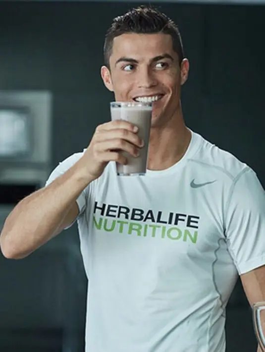 Di akun Instagramnya, Ronaldo menggendong anak kembarnya dan menuliskan rasa syukur sebagai caption dari foto tersebut. Intinya, ia merasa senang dengan kehadiran anak kembarnya itu. (Instagram/cristiano)