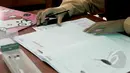 Tampak soal ujian Nasional (UN) secara Paper Base Test (PBT) atau manual saat dikerjakan oleh pelajar  di SMAN Luar Biasa 01 Jakarta, Rabu (15/4/2015). 10 siswa mengikuti Ujian Nasional di hari ke 3 ini. (Liputan6.com/Helmi Afandi)