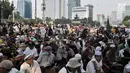 Massa saat menggelar aksi di sekitar Patung Kuda, Monas, Jakarta, Rabu (26/6/2019). Ratusan massa terus memadati aksi tersebut untuk menuntut hakim MK agar adil dalam memutuskan hasil sidang sengketa Pilpres 2019. (merdeka.com/Iqbal S. Nugroho)