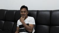 Striker Arema Cronus, Samsul Arif berpose usai menjalani wawancara khusus dengan Bola.com di Malang, Jawa Timur, Jumat (18/8/2015). (Bola.com/Vitalis Yogi Trisna)