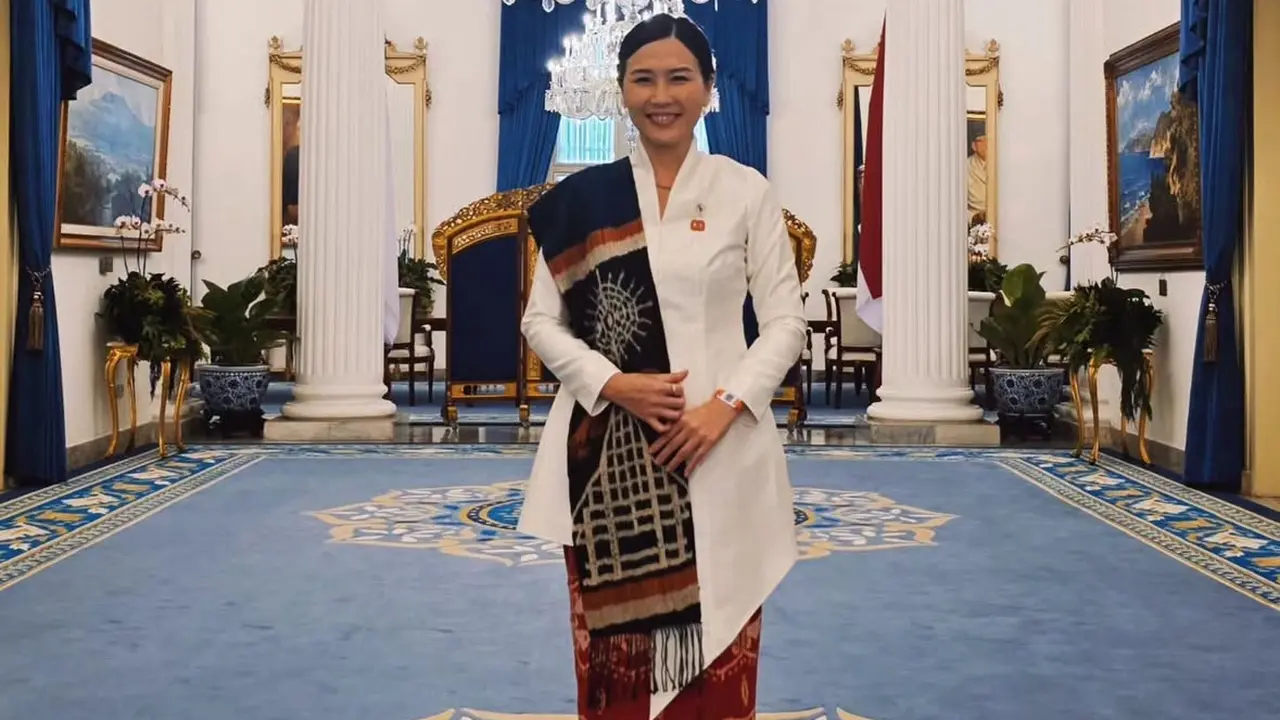 Veronica Tan Wakil Menteri PPPA yang tampil elegan mengenakan kebaya. [@veronicatan_official]