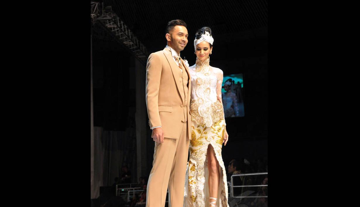 Suasana romantis tampak mengiringi Teuku Zacky dan sang istri, Ilmira saat berjalan di catwalk, Jakarta, (3/9/14). (Liputan6.com/Panji Diksana)