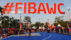 Sejumlah pengunjung menjajal permaianan di Fan Zone Piala Dunia FIBA 2023 yang terletak di Senayan Park, Jakarta, Rabu (23/08/2023). (Bola.com/Bagaskara Lazuardi)