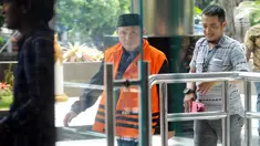 Anggota DPRD Lampung Tengah Rusliyanto tiba untuk menjalani pemeriksaan di Gedung KPK, Jakarta, Rabu (14/3). Rusliyanto diperiksa sebagai tersangka kasus suap terkait pinjaman daerah pada APBD Lampung Tengah 2018. (Merdeka.com/Dwi Narwoko)