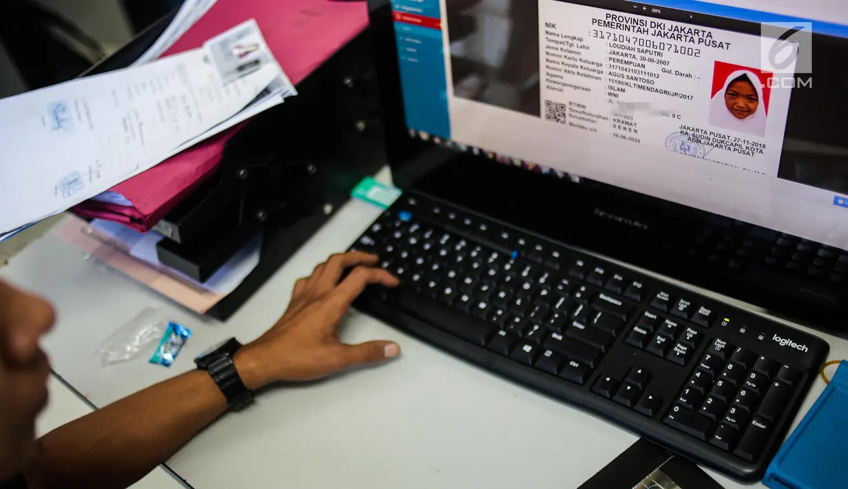 Petugas melakukan perekaman data seorang anak untuk pembuatan Kartu Identitas Anak (KIA) di Kantor Suku Dinas Dukcapil Jakarta Pusat, Selasa (27/11). Sebanyak 21.273 KIA telah dicetak oleh Dukcapil Jakarta Pusat. (Liputan6.com/Faizal Fanani)