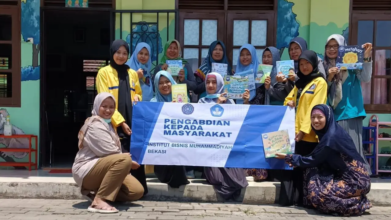 Tim pengabdian Institut Bisnis Muhammadiyah (IBM) Bekasi gagas gerakan literasi sekolah melalui pojok ruang baca. (Istimewa)