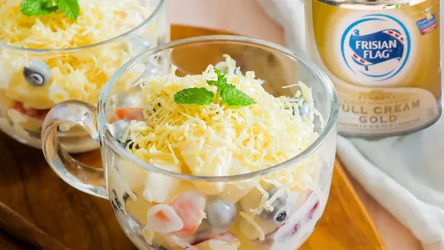 Ilustrasi salad buah dengan Kental Manis Susu Frisianflag Gold
