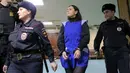  Gulchehra Bobokulova saat digiring petugas memasuki ruang sidang di Moskow, Rusia, Rabu (2/3). Wania berumur 38 tahun ini mengenakan burka setiap harinya. (REUTERS / Maxim Shemetov)