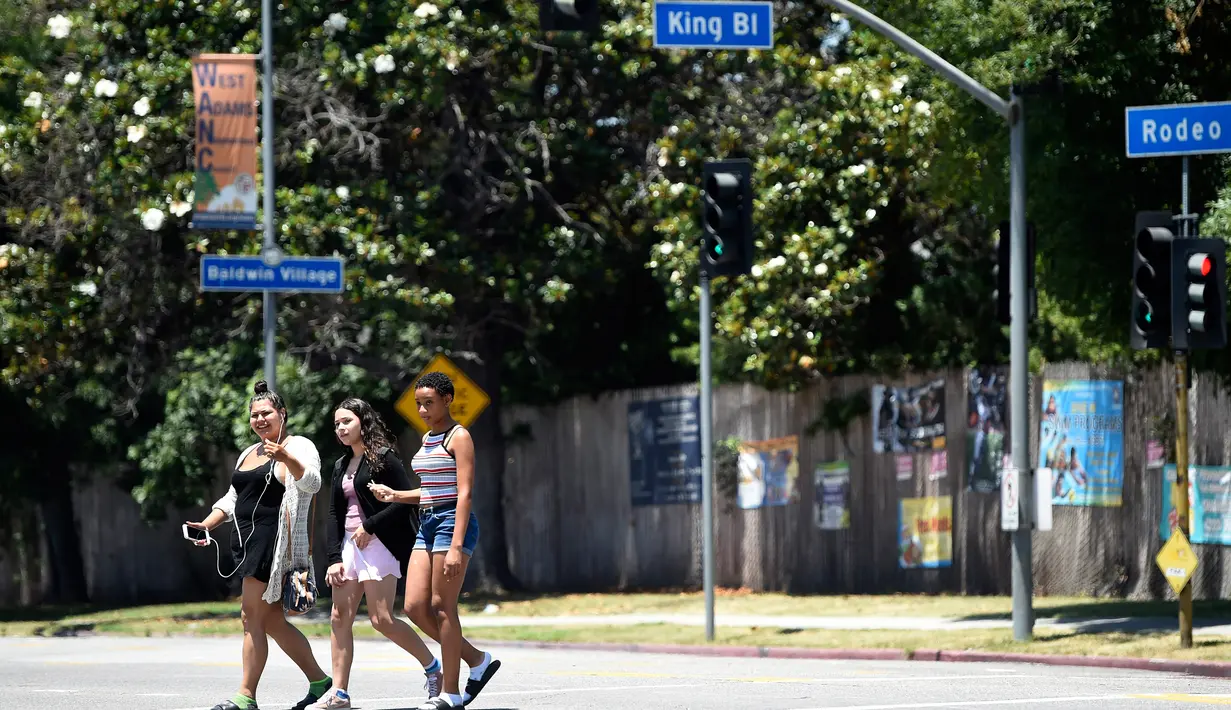 Pejalan kaki berjalan di area Rodeo Road yang akan diganti menjadi Obama Boulevard, Rabu (28/6). Rodeo Road adalah tempat Senator Obama mengadakan kampanye pertamanya di Los Angeles setelah pencalonannya sebagai presiden. (AP Photo/Chris Pizzello)