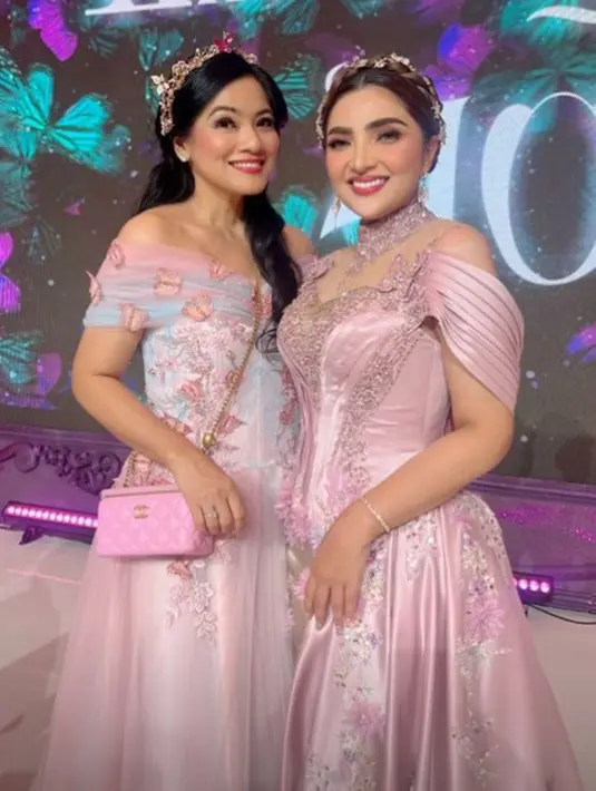 Titi Kamal juga turut menghadiri perayaan ulang tahun Ashanty yang ke-40 ini. Ia tampil cantik bak peri dengan off-the-shoulder midi dress bernuansa merah muda, bermotif bordir kupu-kupu. Penampilan Titi semakin menawan dengan tiara yang dipasangkan di kepalanya. [Foto: Instagram/titi_kamal]