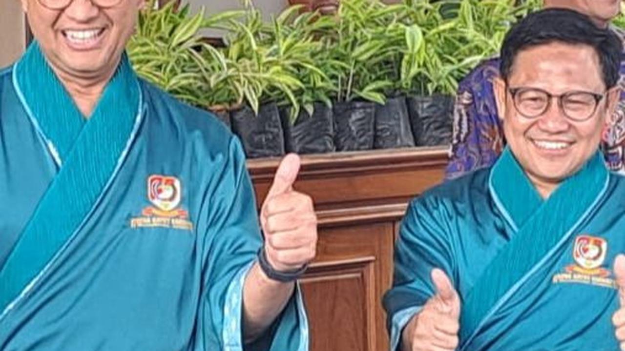 Anies dan Cak Imin sudah berganti pakaian dengan piyama berwarna hijau tosca.<br>