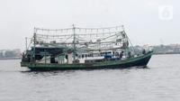 Kapal tangkap ikan GT 30 terlihat di Pelabuhan Muara Baru dan Pelabuhan Angke, Jakarta, Sabtu (9/10/2021). Dengan terbitnya PP Nomor 85 Tahun 2021, PNBP untuk para nelayan mengalami kenaikan sebesar 600 persen dari tarif biasanya. (merdeka.com/Imam Buhori)