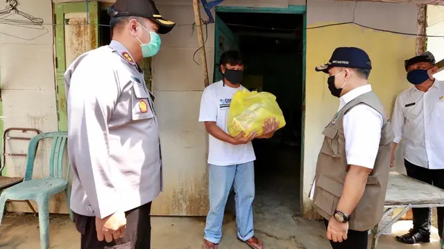 Bupati Anas Bersama ASN Banyuwangi Gotong Royong Bagi Ribuan Paket Sembako