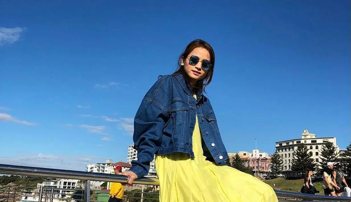 Gaya Acha Septriasa ini paling cocok buat penggemar warna cerah. Yellow dress dan denim jacket ini punya daya tarik tersendiri. (Instagram/septriasaacha).