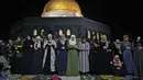 Muslim Palestina menjalani ibadah salat saat memburu malam Lailatul Qadar di luar Kubah Batu (Dome of the Rock) di kompleks Masjid Al-Aqsa di Yerusalem (8/5/2021). (AFP/Ahmad Gharabli)
