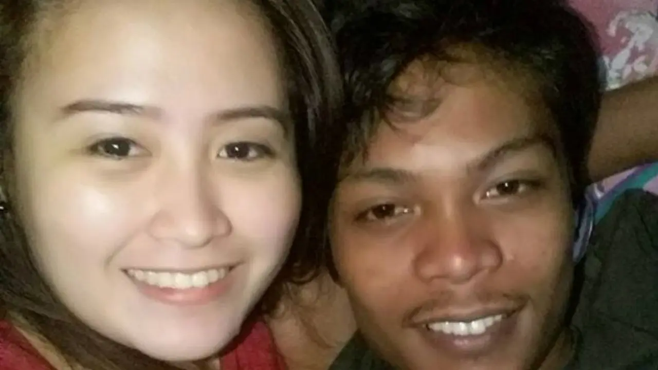 [Bintang] Unggah Foto Bareng Suami, Cewek Cantik Ini Malah Diserbu Netizen