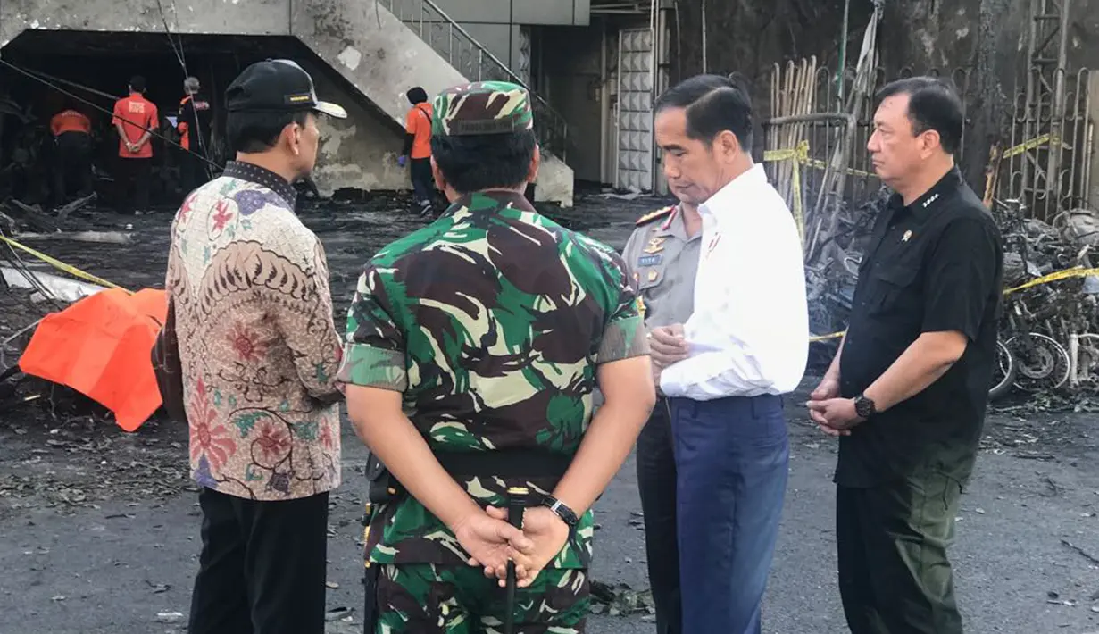 Presiden Jokowi meninjau Gereja Pantekosta Pusat Surabaya (GPPS) yang menjadi lokasi ledakan bom di Jalan Arjuna, Surabaya, Minggu (13/5). Jokowi didampingi Kapolri Jenderal Tito Karnavian dan Panglima TNI Mareskal Hadi Tjahjanto. (Liputan6.com/Istimewa)