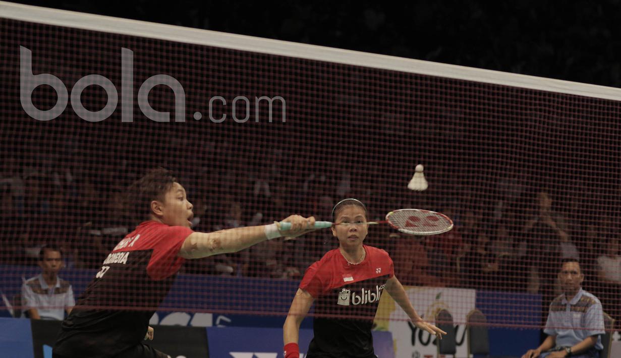 Pasangan Indonesia, Greysia Polii/Apriani Rahayu, berhadapan dengan pasangan Korea, Chae Yoo Jung/Kim So Yeung di Indonesia Open 2017 di JCC, Rabu (14/6/2017). Indonesia menang 12-21, 25-23, dan 21-14. (Bola.com/M Iqbal Ichsan)