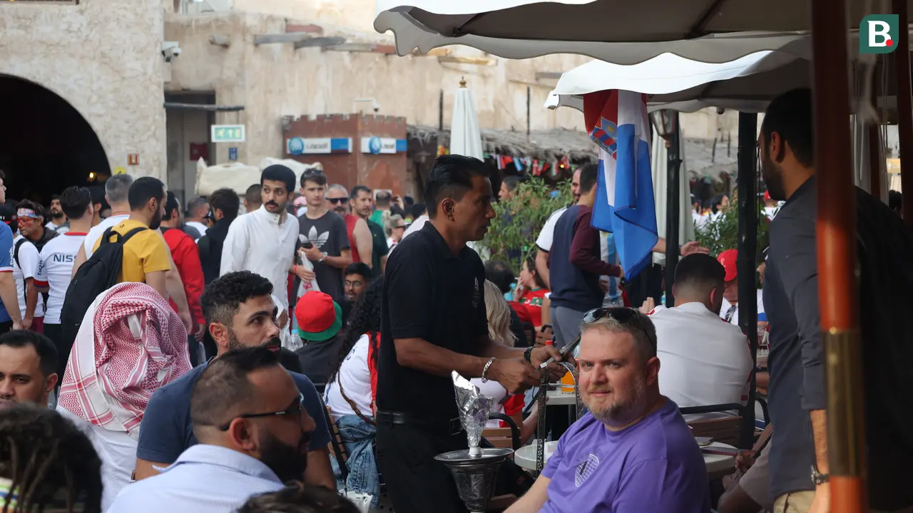 Turis di Salah Satu Restoran Qatar