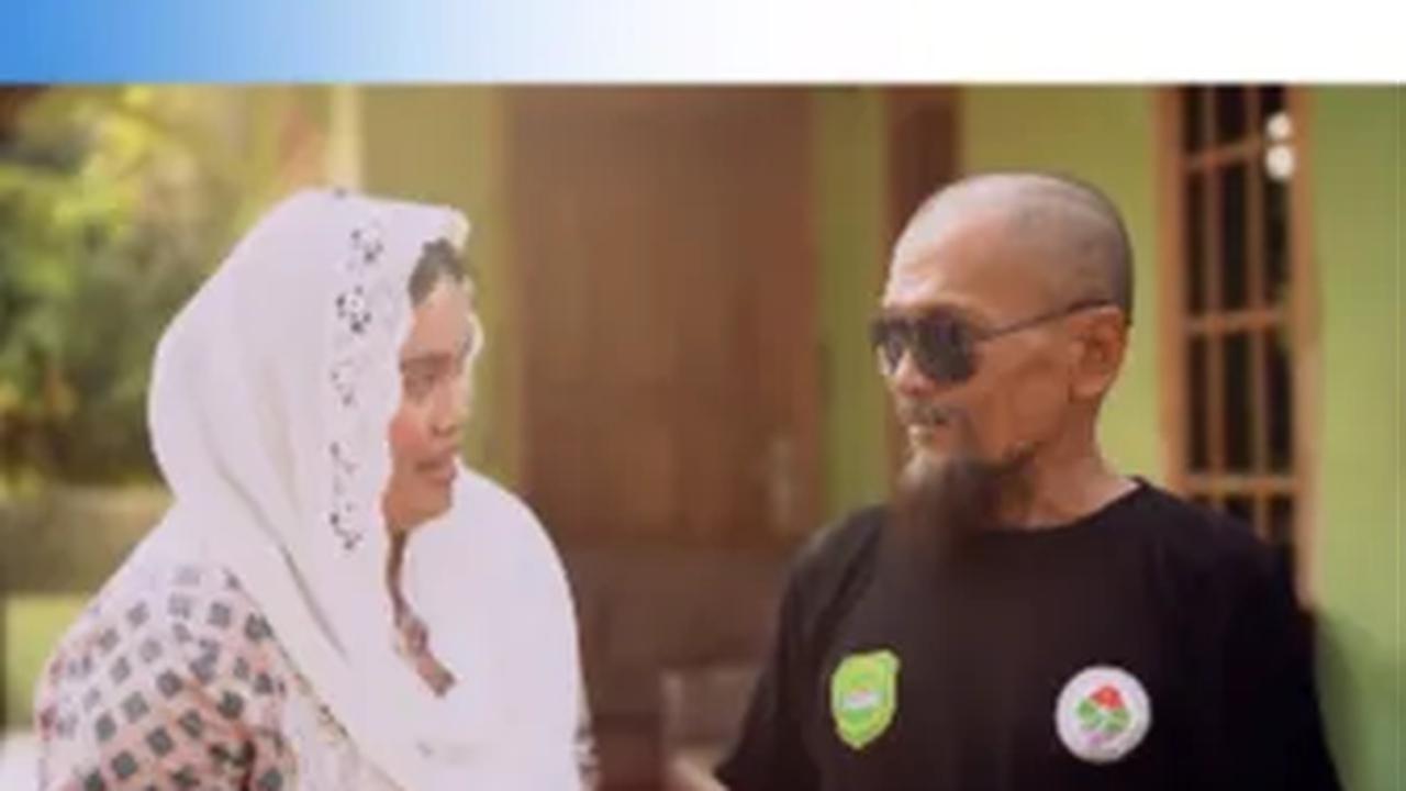 Di sana, Ia bertemu dengan Abah Lemon sang 'Legend'. "Lagi kunjungan ke Desa Bendungan ketemu lagi sama ini legendanya Desa Bendungan, Abah Lemon dan keluarga," ujar Farah. <br>