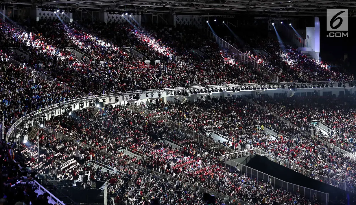 Penonton memadati tempat duduk jelang pembukaan Asian Games 2018 di Stadion Gelora Bung Karno, Senayan Jakarta, Sabtu (18/8). Dengan slogan "Energy of Asia", upacara pembukaan Asian Games mengusung budaya khas Indonesia. (Liputan6.com/ Fery Pradolo)