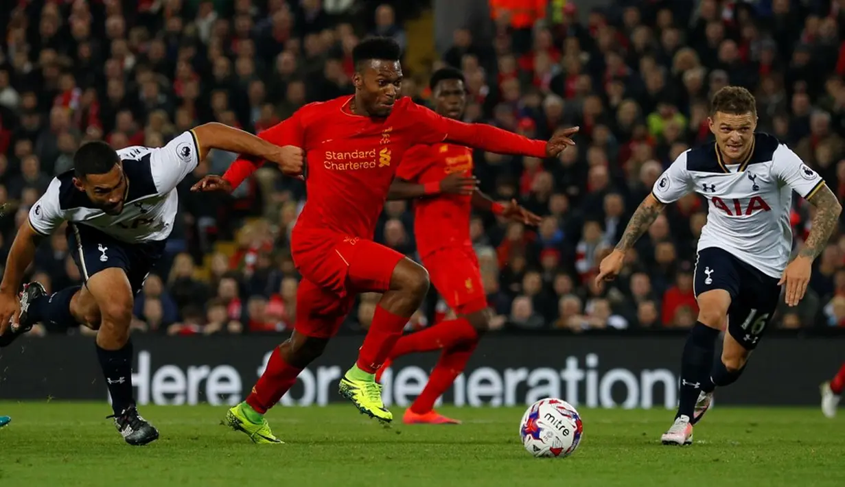 Striker Liverpool, Daniel Sturridge, berusaha melewati hadangan pemain Tottenham Hotspur pada putaran keempat Piala Liga Inggris di Stadion Anfield, Liverpool, Selasa (25/10/2016) waktu setempat. (Reuters/Phil Noble)