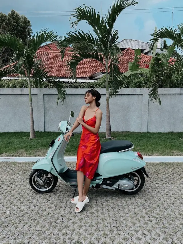 Zsa Zsa Utari sering kali berlibur di Bali, dia pun slelalu mengabadikan momen liburan di media sosial